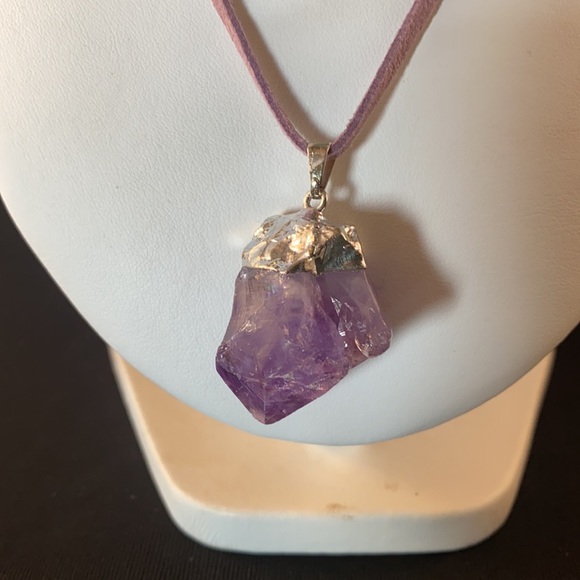 Amethyst pendant on purple leather rope - Picture 2 of 3
